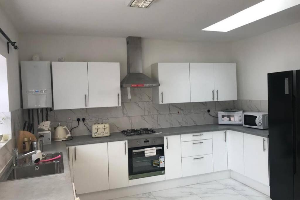 The Dartford Five Bedrooms Attractive House Екстериор снимка