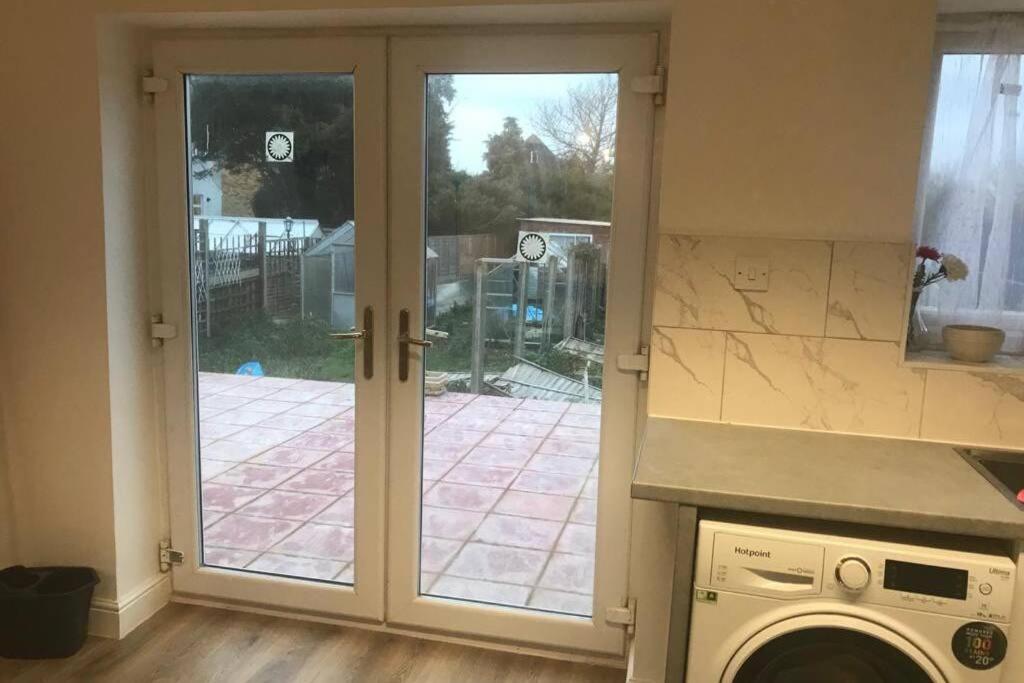 The Dartford Five Bedrooms Attractive House Екстериор снимка