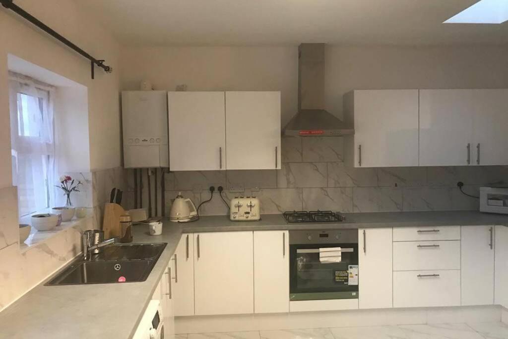 The Dartford Five Bedrooms Attractive House Екстериор снимка